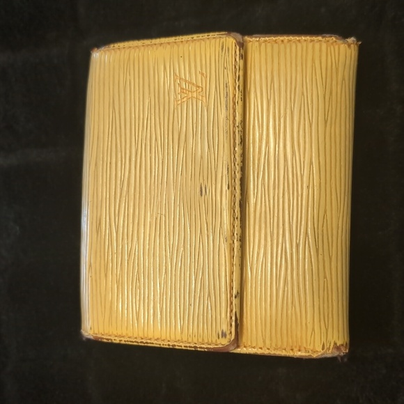 LV EPI DOUBLE SNAP WALLET - Picture 1 of 13